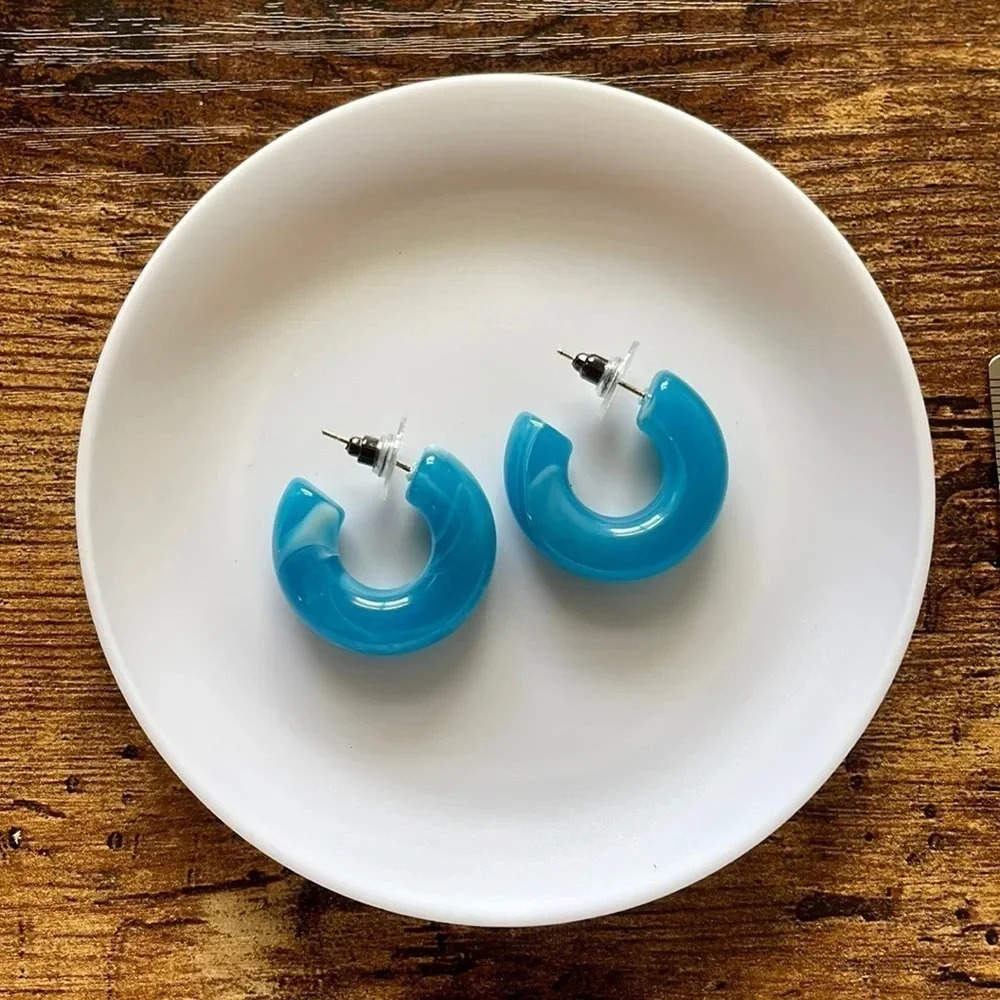 โค๏ธ NEW 2/$20 or 3/$25 Blue & White Marble Acrylic Cuff Earrings ๐ Host Pick ๐ - Picture 1 of 4